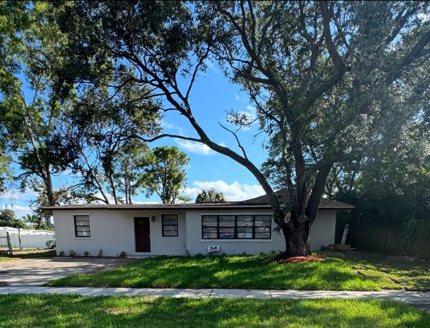 A Beautiful 5/2 Two unit single family home with a separate - Beach Home for sale in Pompano Beach, Florida on Beachhouse.com