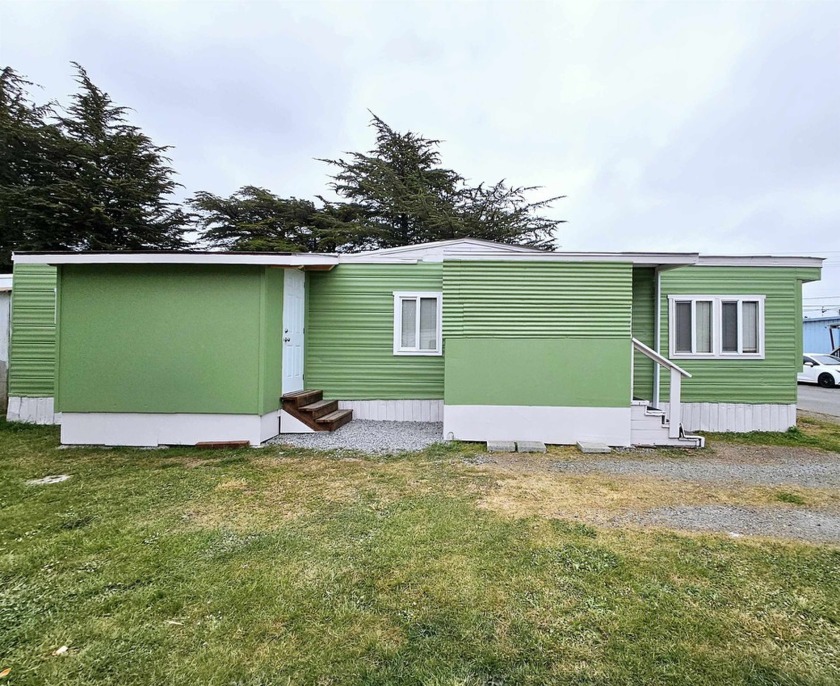 Charming 1 bedroom, 1 bath single mobile home offers a perfect - Beach Home for sale in Crescent City, California on Beachhouse.com