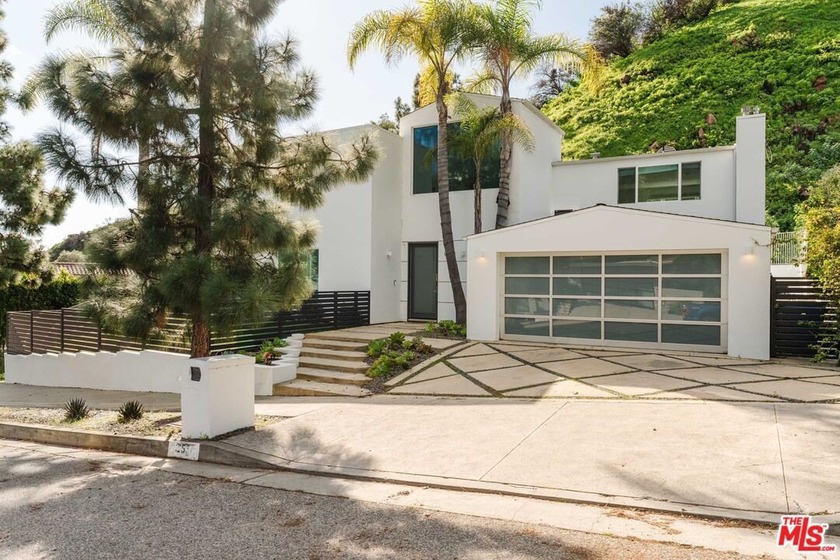 Set in the famed Marquez Knolls, this contemporary residence - Beach Home for sale in Pacific Palisades, California on Beachhouse.com