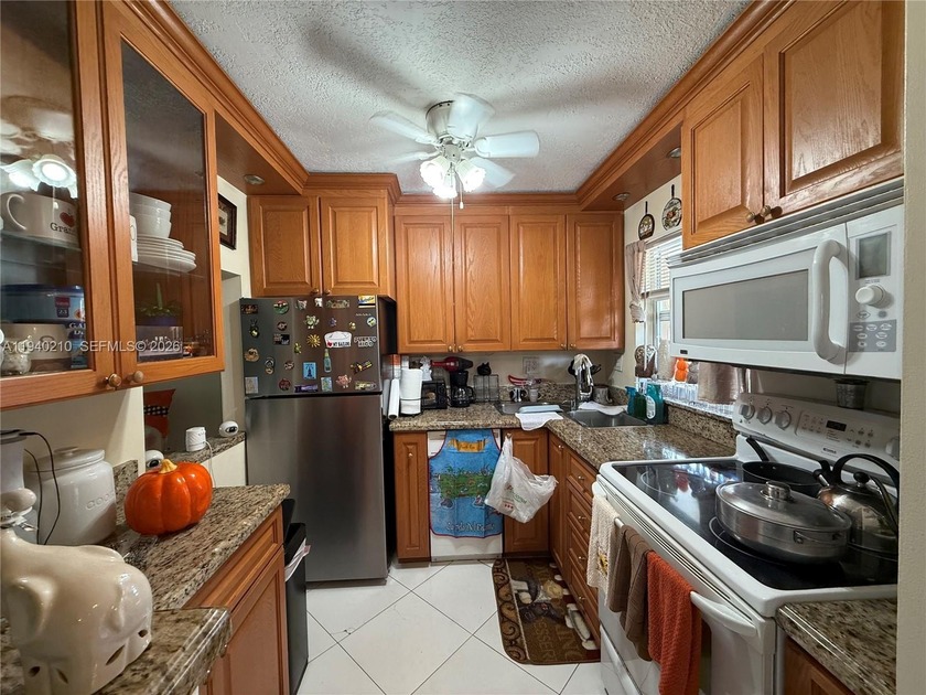 Great one bedroom updated and in a resort like community with - Beach Condo for sale in Sunrise, Florida on Beachhouse.com