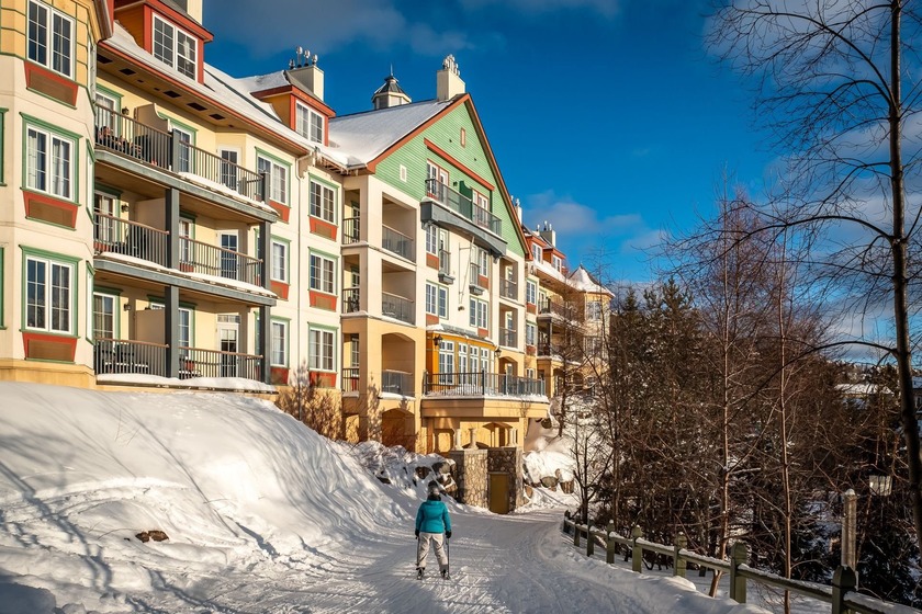 LODGE-DE-LA-MONTAGNE - Very large bachelor located on the 4th - Beach Condo for sale in Mont-Tremblant,  on Beachhouse.com