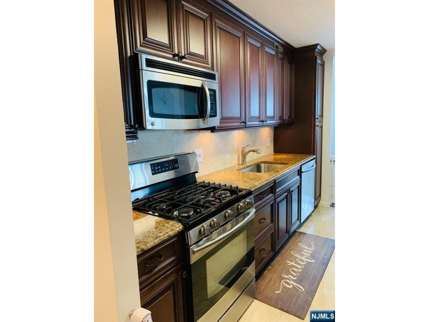 Hi floor, west facing 3Bed/2Bath coop is move in ready. Galley - Beach Other for sale in Fort Lee, New Jersey on Beachhouse.com