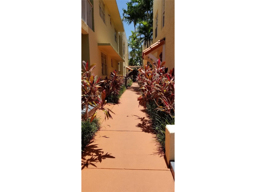 Nice 2 bedrooms with 2 full bathrooms (1 with tub and one with - Beach Condo for sale in Miami Beach, Florida on Beachhouse.com