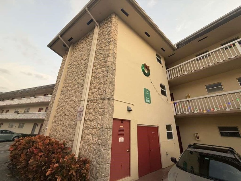 Move-in ready and investor-friendly! This bright corner-unit - Beach Condo for sale in Fort Lauderdale, Florida on Beachhouse.com