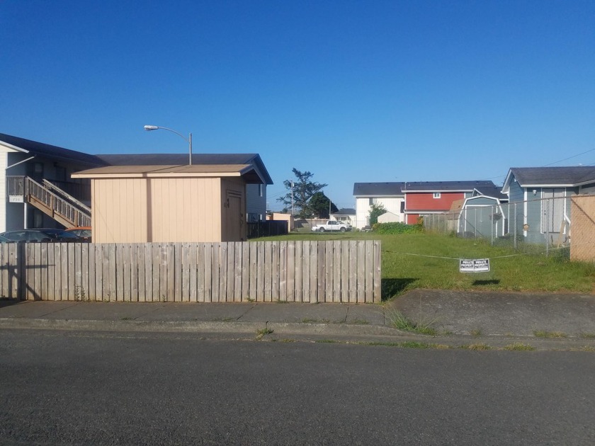 Excellent building lot in the city.  Has a water and sewer - Beach Lot for sale in Crescent City, California on Beachhouse.com