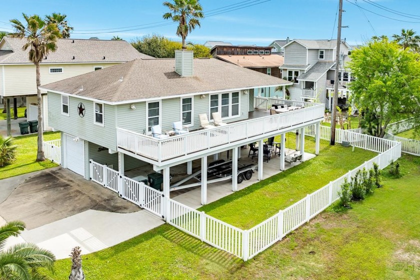 BEAUTIFUL well-maintained home in popular Pirates Beach! Just a - Beach Home for sale in Galveston, Texas on Beachhouse.com