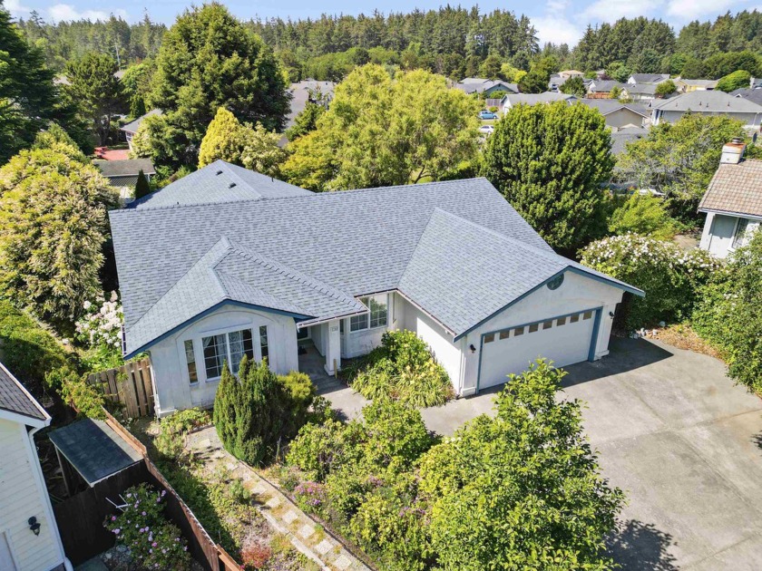 Beautiful, well kept garden home in a great neighborhood! - Beach Home for sale in Crescent City, California on Beachhouse.com