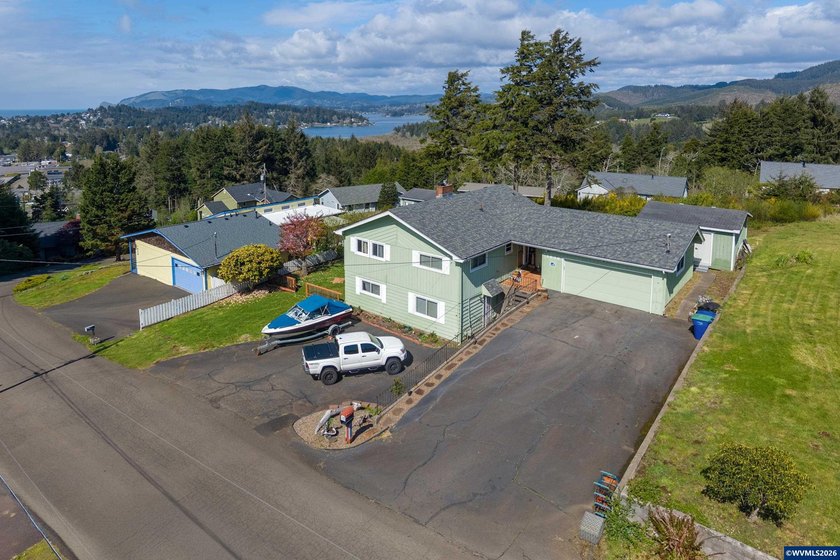 Fabulous Ocean and Lake Views! Upgraded stainless appliances - Beach Home for sale in Lincoln City, Oregon on Beachhouse.com
