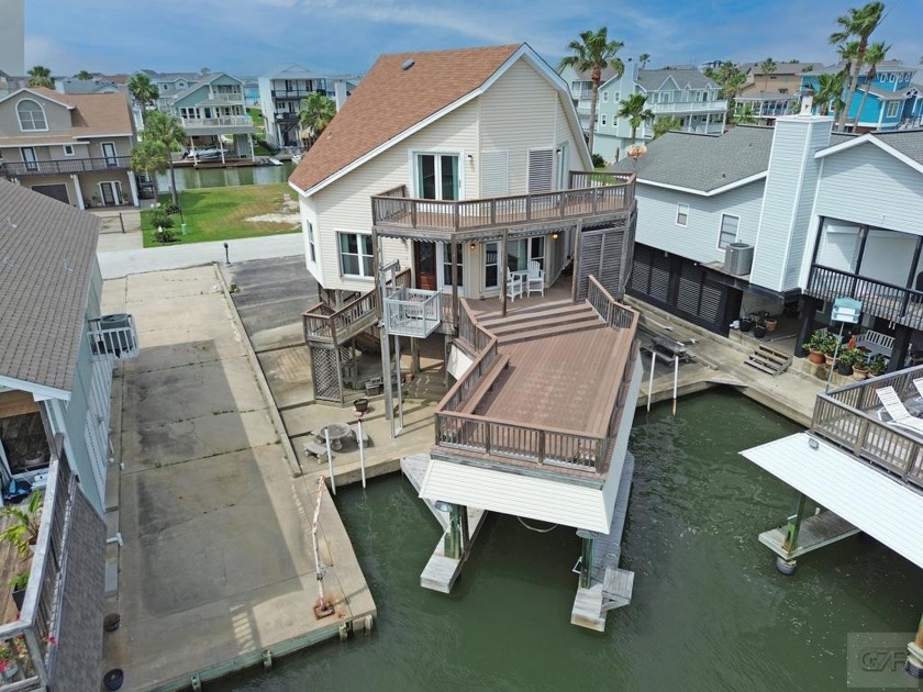 This a very uniquely designed home with 4 bedrooms, 2.5 baths, 2 - Beach Home for sale in Tiki Island, Texas on Beachhouse.com