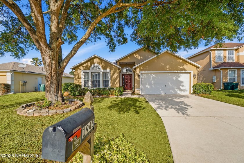 Move in ready home in Sutton Lakes on a serene pond lot with a - Beach Home for sale in Jacksonville, Florida on Beachhouse.com