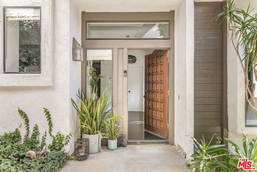 Stunning, fully renovated end-unit townhome that truly stands - Beach Townhome/Townhouse for sale in Pacific Palisades, California on Beachhouse.com