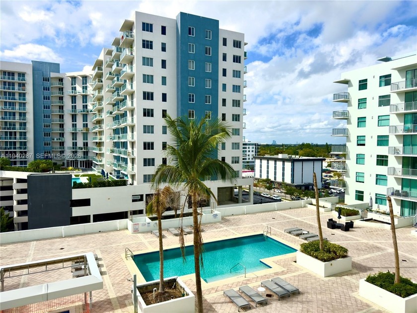 Beautiful, move-in ready, and very bright 2-bedroom, 2-bath - Beach Condo for sale in Hollywood, Florida on Beachhouse.com