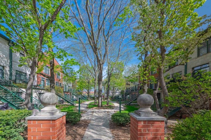 Extra-wide 2-bedroom, 1-bath condo in the gated Dearborn Village - Beach Condo for sale in Chicago, Illinois on Beachhouse.com