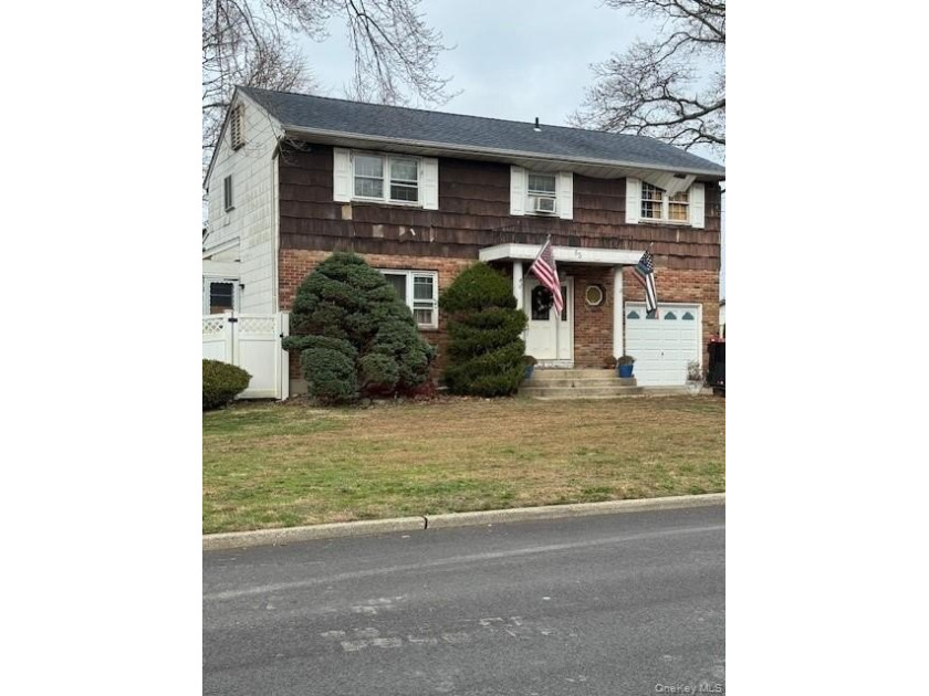 **Charming 4-Bedroom Colonial in North Babylon - Tons of - Beach Home for sale in Babylon, New York on Beachhouse.com