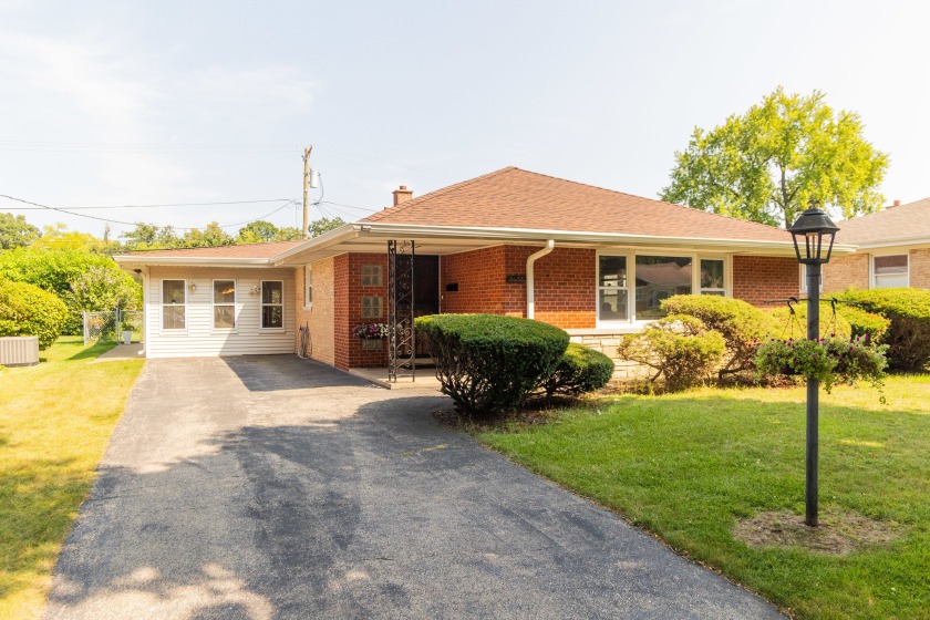 Charming 4 bedroom ranch-style home in the heart of Skokie - Beach Home for sale in Skokie, Illinois on Beachhouse.com