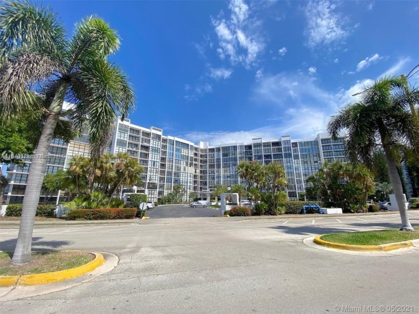 REDUCED !!! NICE APARTMENT OF 1 BED + DEN ALREADY MADE INTO A - Beach Condo for sale in Hallandale Beach, Florida on Beachhouse.com