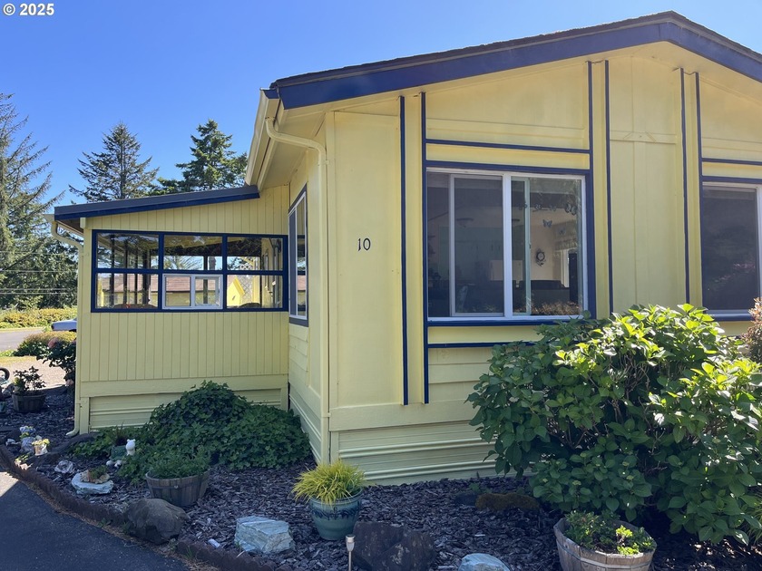 Manufactured home for sale in desirable 55+ community - Move-In - Beach Home for sale in Florence, Oregon on Beachhouse.com