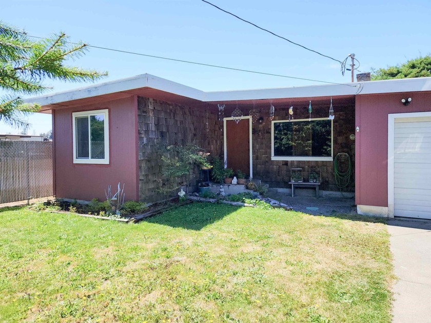 Investors take note!  This income property boasts two cute and - Beach Lot for sale in Crescent City, California on Beachhouse.com