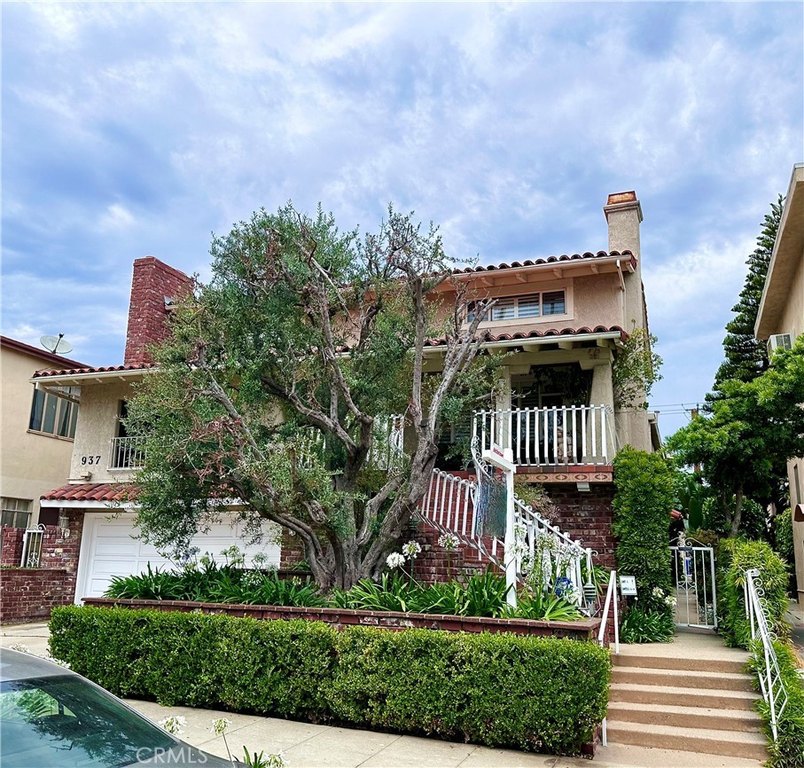 Freshly touched up from a recent remodel, this 2-bedroom - Beach Condo for sale in Santa Monica, California on Beachhouse.com