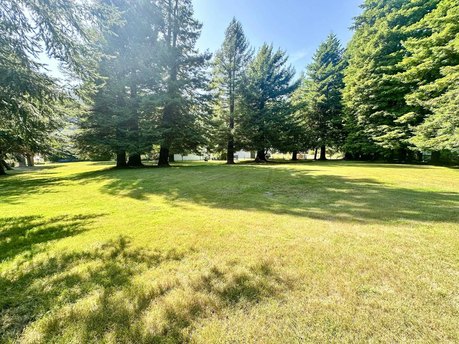 Discover your own private retreat in this inviting manufactured - Beach Home for sale in Klamath, California on Beachhouse.com