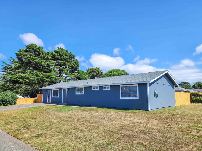 This meticulously renovated 3 bedroom, 2 bath home is a mere - Beach Home for sale in Crescent City, California on Beachhouse.com