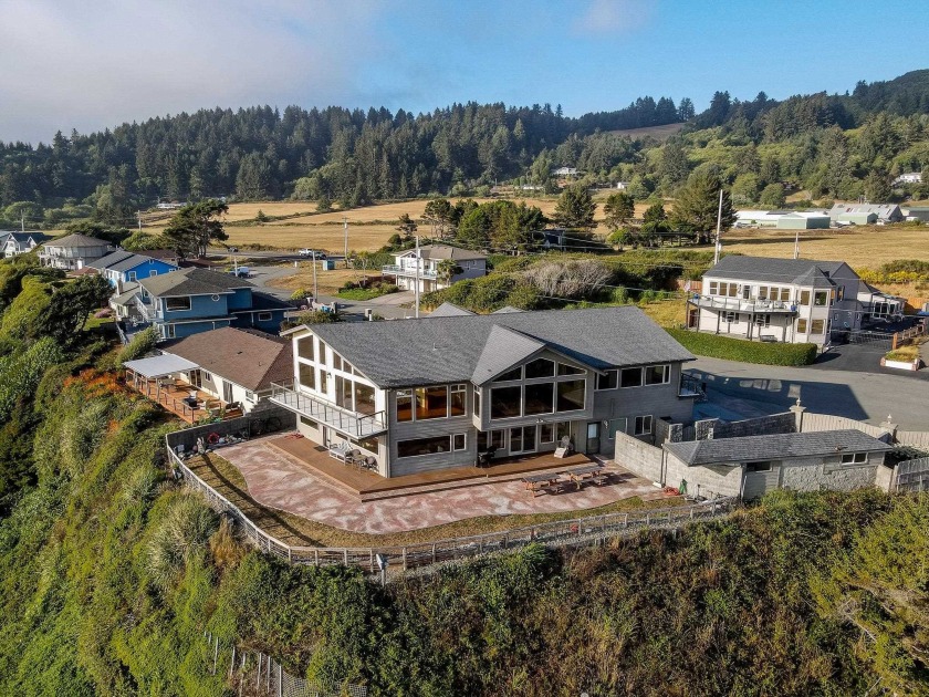 Investment opportunity! Sweeping ocean views from almost every - Beach Home for sale in Smith River, California on Beachhouse.com