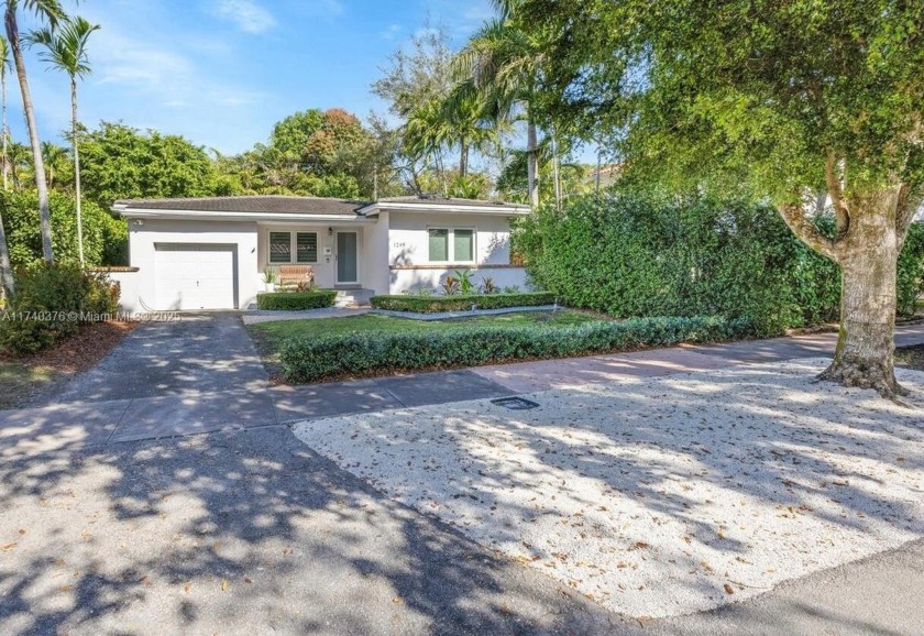 Motivated Sellers! Beautiful home--bring your best offer! - Beach Home for sale in Coral Gables, Florida on Beachhouse.com