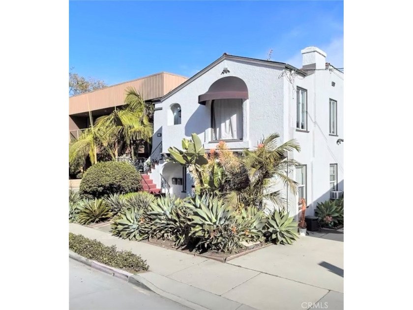 Beautifully maintained and updated Spanish Style duplex. Each - Beach Townhome/Townhouse for sale in Long Beach, California on Beachhouse.com