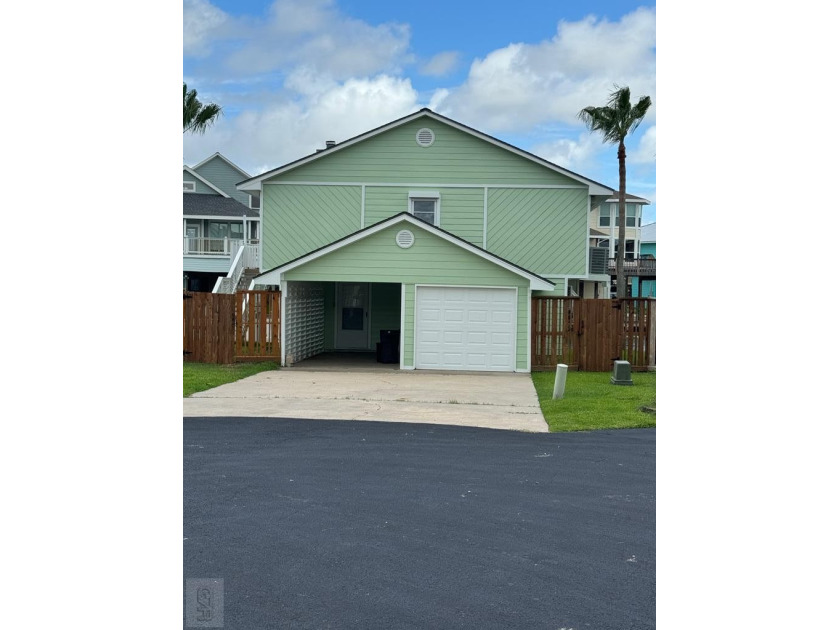 Charming 3 BR 2 Bath with gorgeous views.  Full access to Bay - Beach Home for sale in Tiki Island, Texas on Beachhouse.com