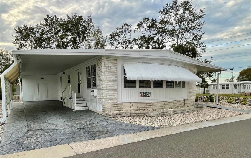 Must see this 2 bed, 2 bath home, with a large open floor plan - Beach Home for sale in Pinellas Park, Florida on Beachhouse.com