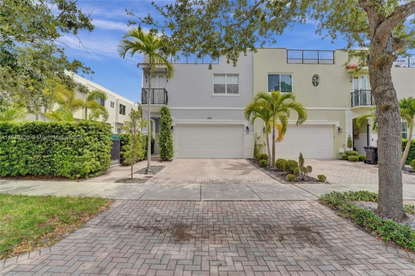 Indulge in the ultimate lifestyle in these exquisite 3-stoy - Beach Townhome/Townhouse for sale in Fort Lauderdale, Florida on Beachhouse.com