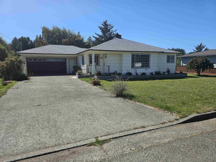 Home has recently been revitalized.  New paint inside and out! - Beach Home for sale in Crescent City, California on Beachhouse.com