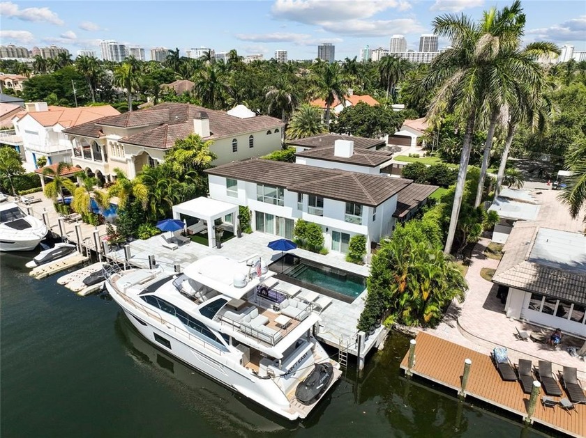 This 5 bedroom 4.5 bath plus 2 offices/den estate sits on 80' of - Beach Home for sale in Fort Lauderdale, Florida on Beachhouse.com