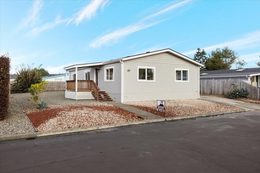 Make this beautifully remodeled 2 bedroom/2 bath your new little - Beach Home for sale in Crescent City, California on Beachhouse.com