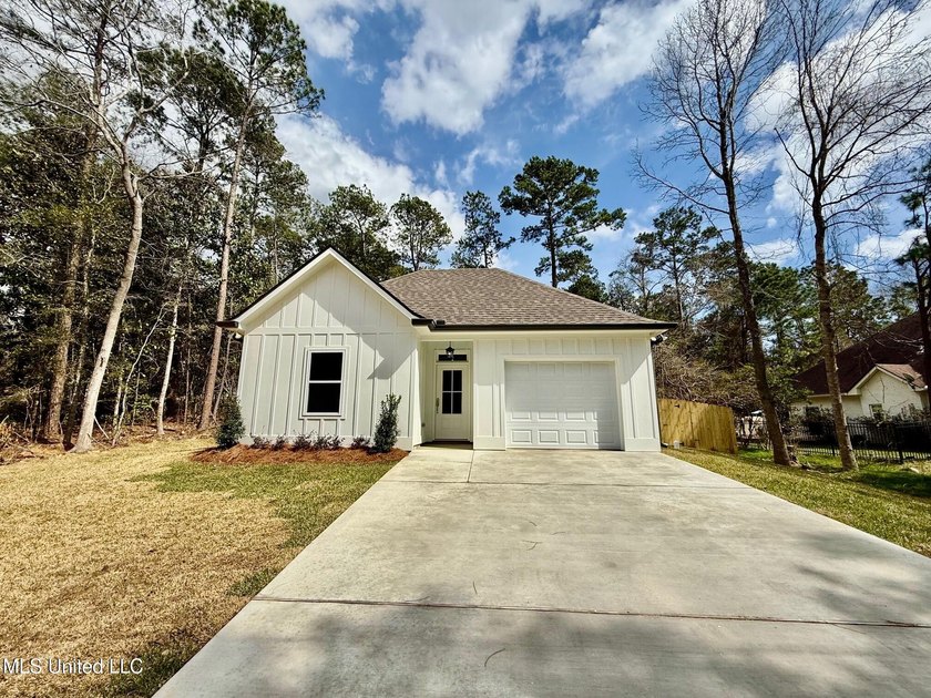 Inviting New Construction Home Offering $10,000 Credit for - Beach Home for sale in Diamondhead, Mississippi on Beachhouse.com