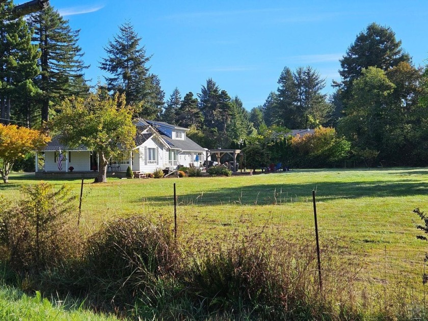 Lovely and irresistible. Step into this warm and inviting home - Beach Home for sale in Crescent City, California on Beachhouse.com