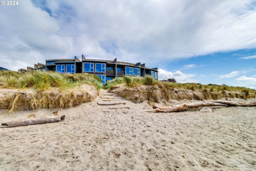 GREAT INVESTMENT OPPORTUNITY!! Fabulous oceanfront condo with - Beach Condo for sale in Rockaway Beach, Oregon on Beachhouse.com
