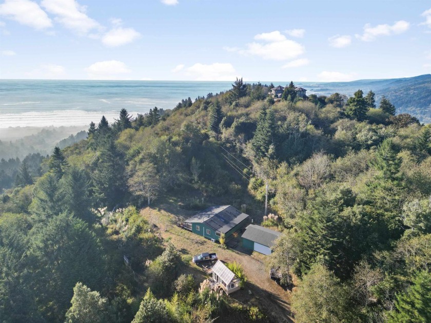 Discover Your Private & Gated Dream Getaway! This stunning 21 - Beach Home for sale in Smith River, California on Beachhouse.com