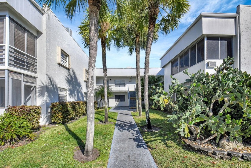 Beautifully Updated Apartment in Kings Point! This furnished - Beach Condo for sale in Delray Beach, Florida on Beachhouse.com