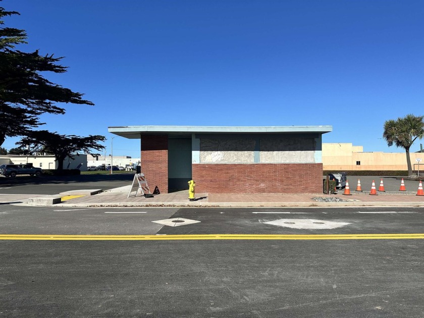 This premier location on Front Street boasts direct frontage to - Beach Commercial for sale in Crescent City, California on Beachhouse.com