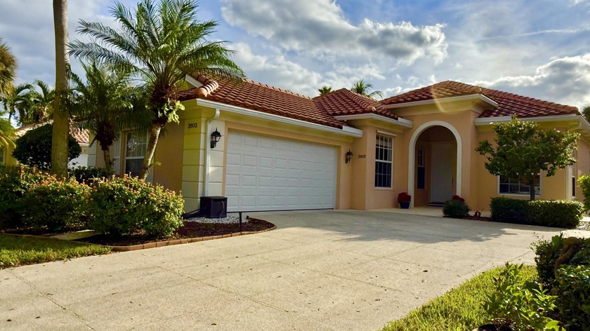 Stunning Oakmont model single-family home ideally situated on a - Beach Home for sale in West Palm Beach, Florida on Beachhouse.com