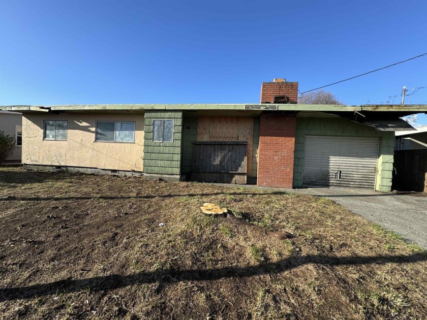 Great home for the rehab enthusiasts! Property to convey as is - Beach Home for sale in Crescent City, California on Beachhouse.com