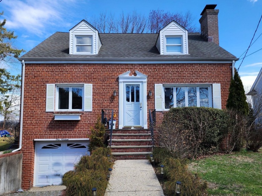 This lovely Cape Cod house is located on a quiet tree lined dead - Beach Home for sale in Rye, New York on Beachhouse.com