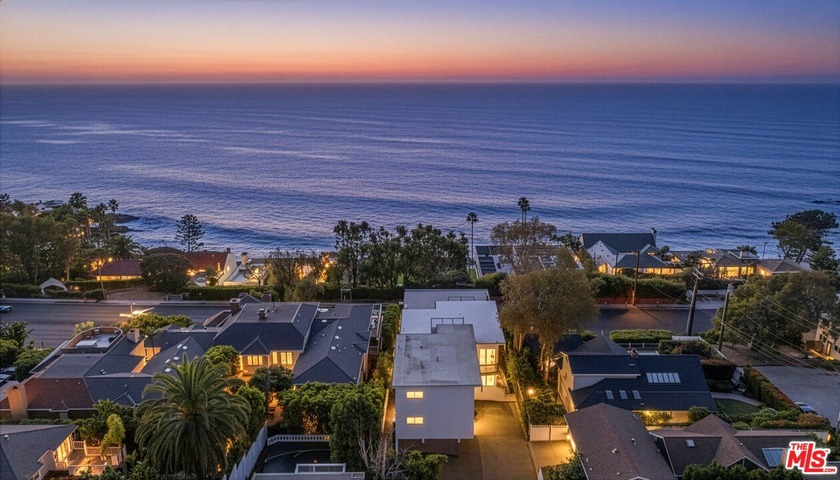 2442 Laguna #4 is a rare, renovated 2-bed, 2-bath residence - Beach Condo for sale in Laguna Beach, California on Beachhouse.com