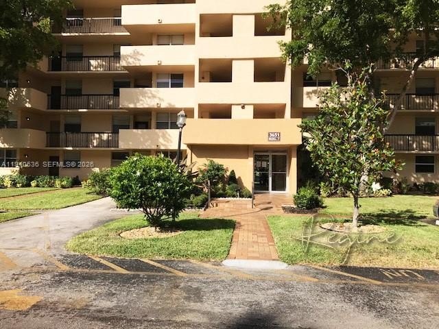 3BED/2BA - UNIT WITH LARGE BALCONY WITH VIEW OF TENNIS COURT - - Beach Condo for sale in Lauderhill, Florida on Beachhouse.com