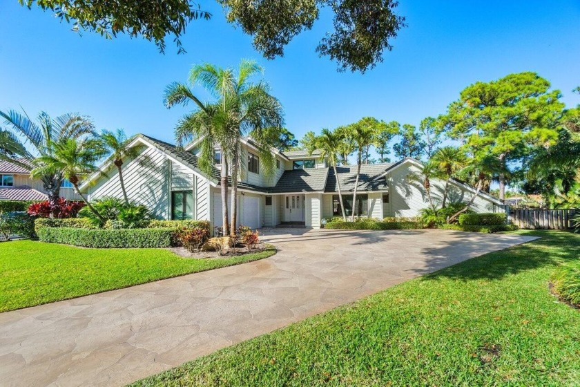 Stunning Golf Course Retreat w/Pool & Hot Tub-It's Like You're - Beach Home for sale in Palm Beach Gardens, Florida on Beachhouse.com