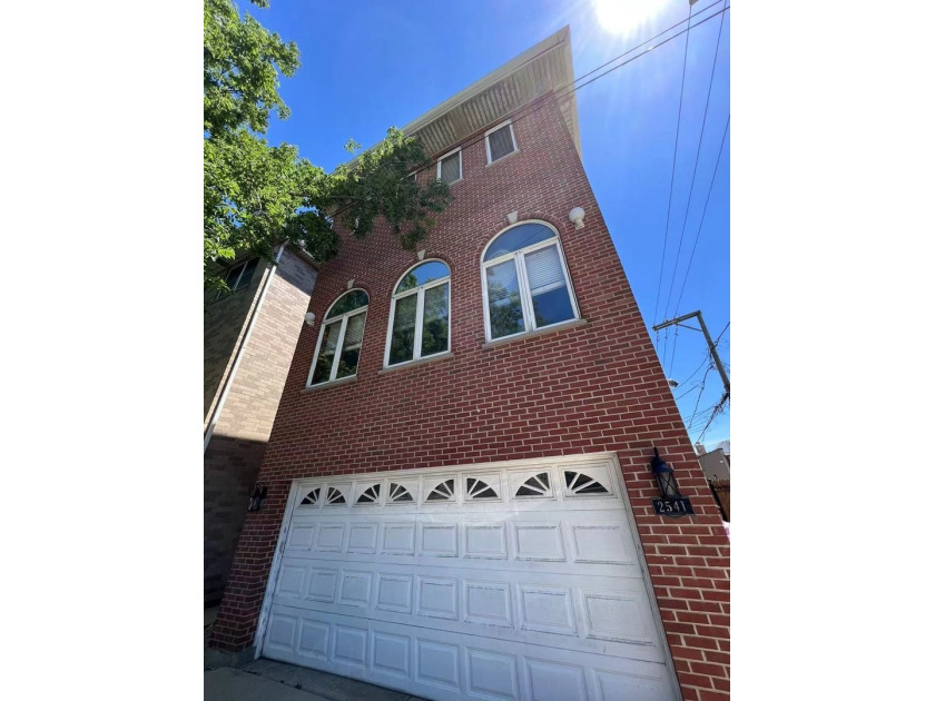 3-story single family home with attached 2-car garage, located 5 - Beach Home for sale in Chicago, Illinois on Beachhouse.com