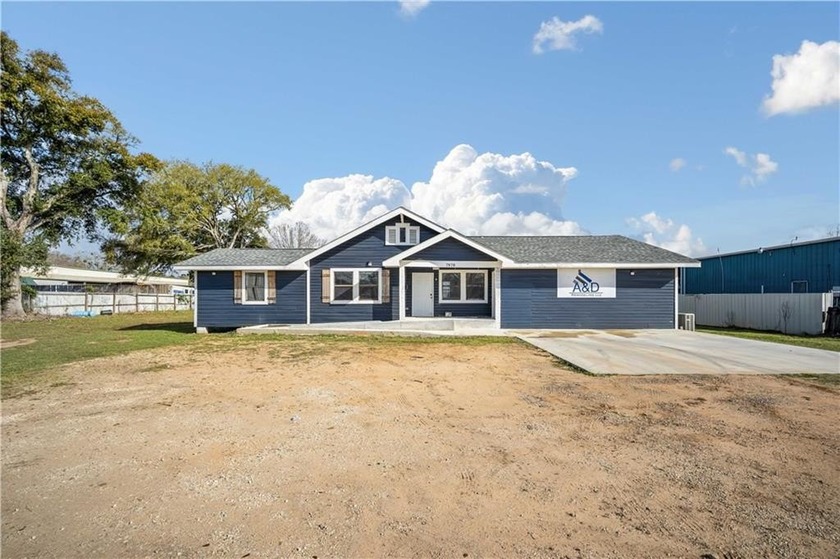 This fully updated commercial building offers 1,350 sqft of - Beach Office for sale in Mobile, AL on Beachhouse.com