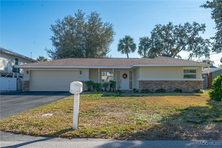 Calling all salty dogs with their favorite catch to see what a - Beach Home for sale in Crystal River, Florida on Beachhouse.com