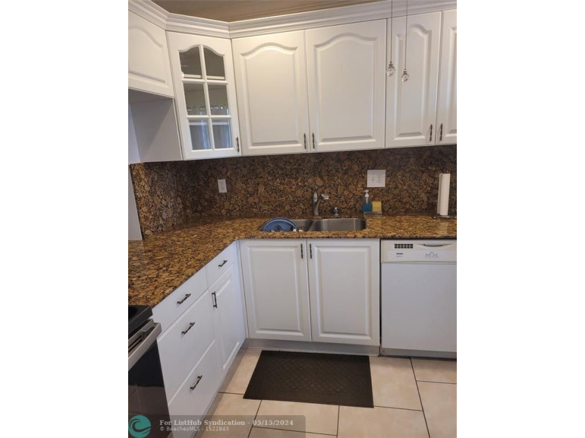 Perfect move - in condition.  Just bring your clothes and - Beach Condo for sale in Tamarac, Florida on Beachhouse.com